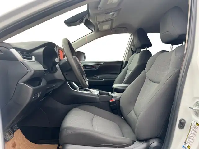 2022 Toyota RAV4 LE - Photo 12