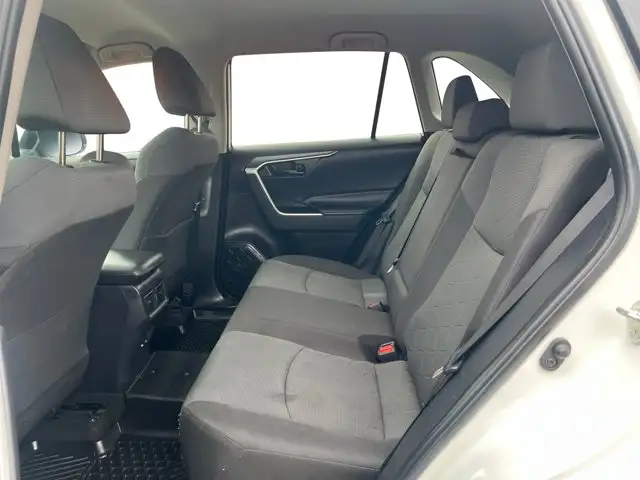 2022 Toyota RAV4 LE - Photo 13