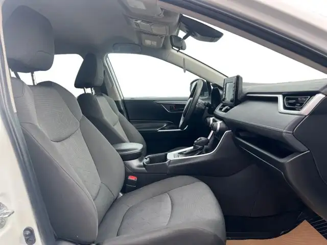 2022 Toyota RAV4 LE - Photo 14