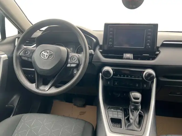 2022 Toyota RAV4 LE - Photo 16