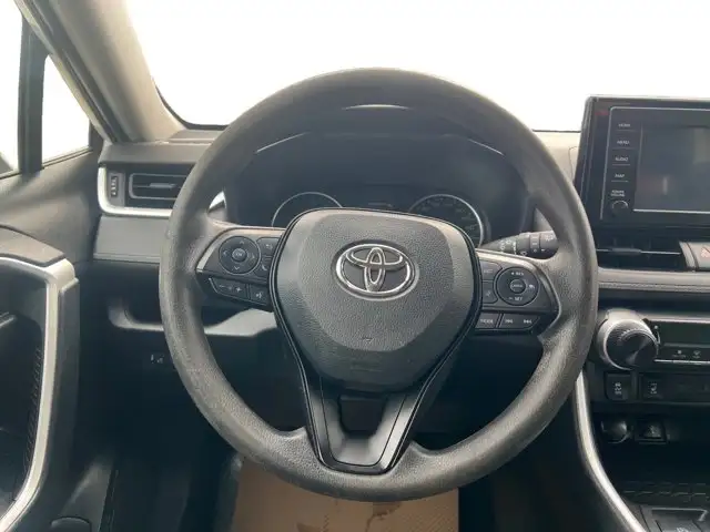 2022 Toyota RAV4 LE - Photo 17