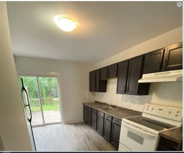 Rooms for rent in Queens University Student House - Photo 4