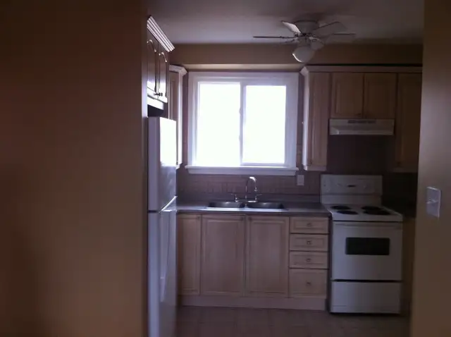 = AVAILABLE NOW! 2 bedroom apt w/ balcony & Parking= - Photo 2
