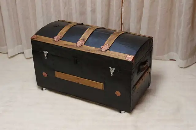 Coffre, malle antique, début 19’s 135$, bombé  1prime, livré