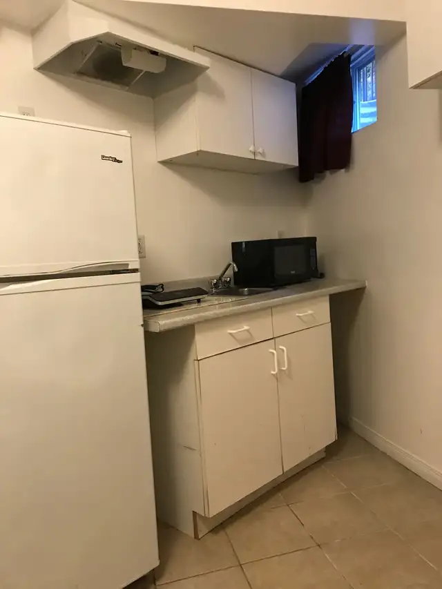 Bachelor Unit $935 only in East of Oakville - Photo 7