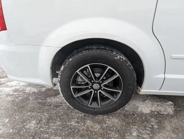 2017 Dodge Grand Caravan GT WITH FULL STOW-N-GO/LEATHER! - Photo 4