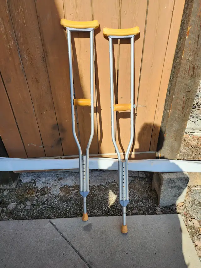 Homecare Products- Raised toilet, Bath Bar   seat, Crutches - Photo 3