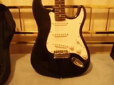 ELECTRIC GUITAR AND AMPLIFIER  ( GOOD CONDITION ) - Photo 2