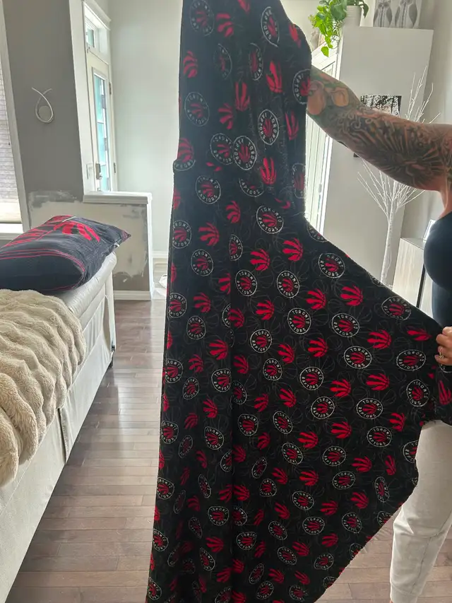 Toronto Raptors Body Pillow and hood blanket - Photo 3