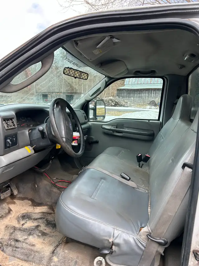 2004 F550 V10 Gas Dump Truck - Photo 2