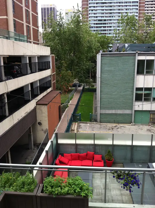 Gay Male to Share 2 Bed/ 2 Bath Condo Next to Wellesley Subway - Photo 5