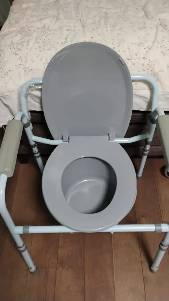 PORTABLE COMMODE - Photo 2