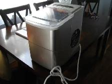 ice maker  only makes small cubes