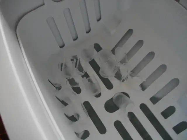 ice maker  only makes small cubes - Photo 2