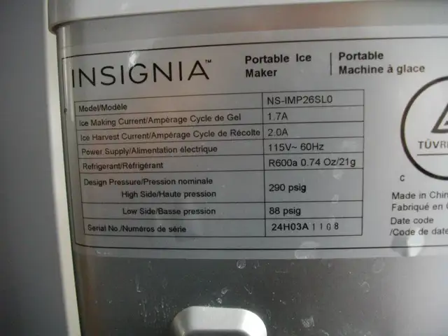 ice maker  only makes small cubes - Photo 3