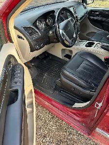 2014 Chrysler Town & Country - Photo 5