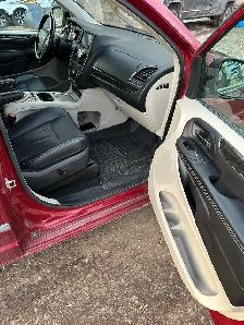 2014 Chrysler Town & Country - Photo 9