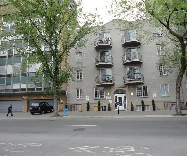 4½ rénové et ensoleillé au centre-ville Montreal métro Guy-Conco - Photo 3