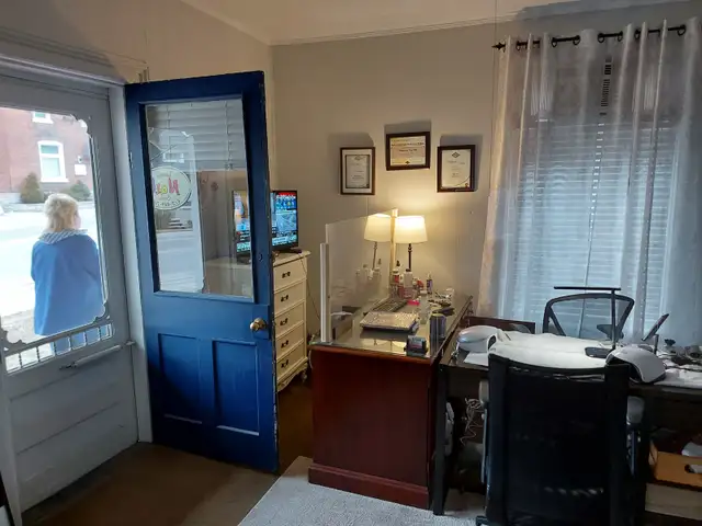 boutique commercial/professional storfront space - Photo 3