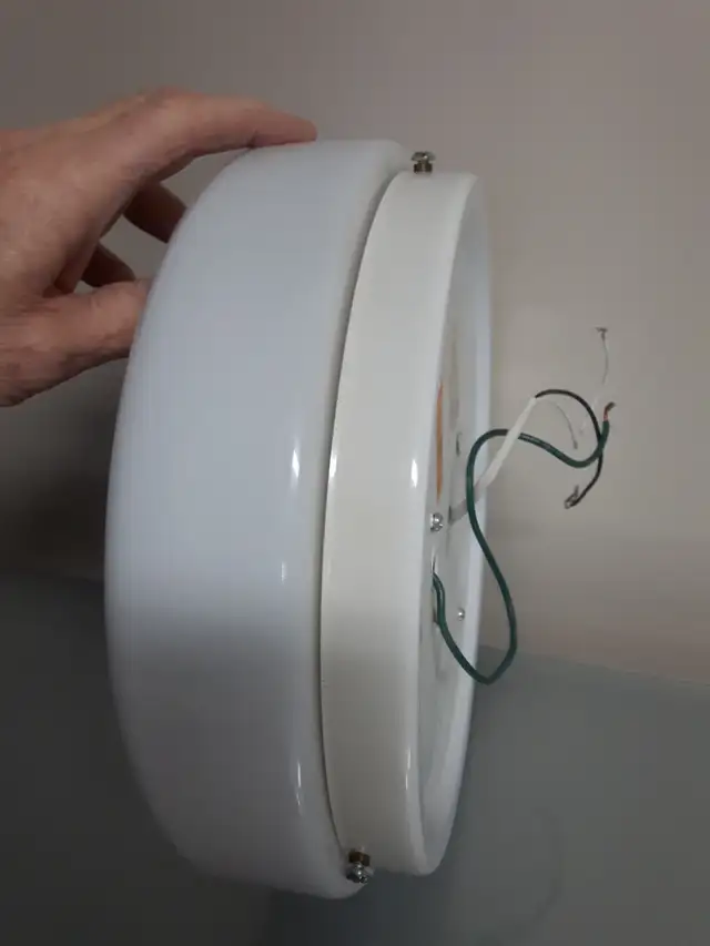 PLAFONNIER EN VERRE BLANC 11'DIAMÈTRE AMPOULES AU DEL: $20.00