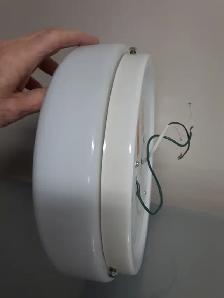 PLAFONNIER EN VERRE BLANC 11'DIAMÈTRE AMPOULES AU DEL: $20.00