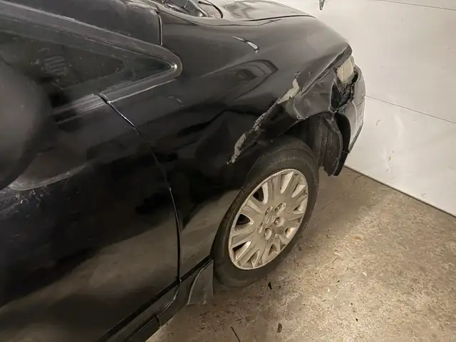 Damaged 2008 Honda Civic 5 -speed - Photo 4