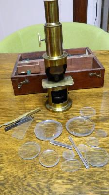 Microscope de terrain ancien en laiton et coffret en bois