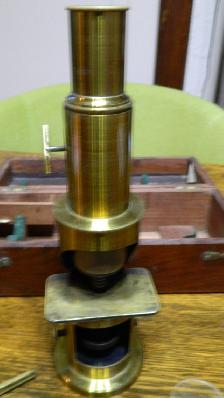 Microscope de terrain ancien en laiton et coffret en bois - Photo 2