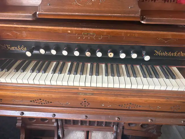 Antique Red-Pump Organ made in Woodstock ON - Photo 2