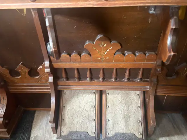 Antique Red-Pump Organ made in Woodstock ON - Photo 3