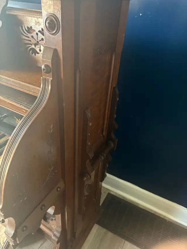 Antique Red-Pump Organ made in Woodstock ON - Photo 6