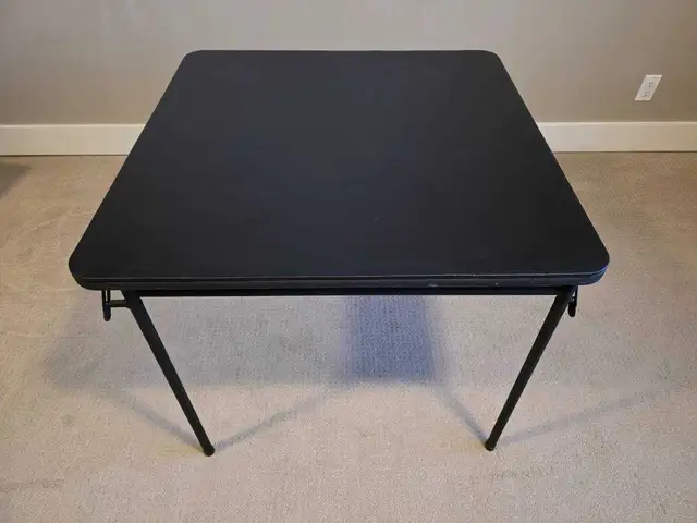 Foldable table
