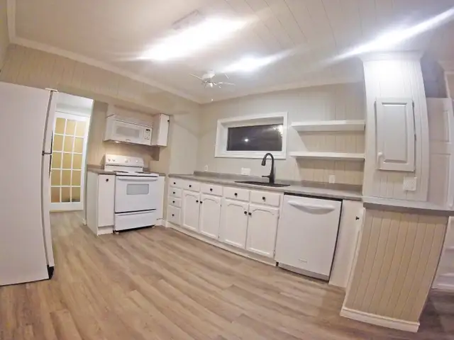 2 Bedroom Apartment -  Renovated/Bright/Spacious/All inclusive