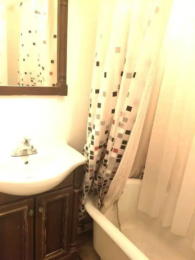 Furnished Downtown ROOM   PRIVATE DECK! - Photo 4