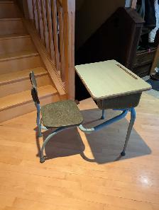 Adorable Green Children’s School Desk - Photo 2