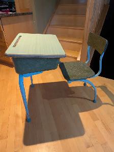 Adorable Green Children’s School Desk - Photo 3