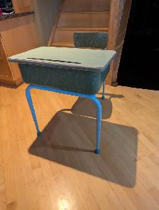 Adorable Green Children’s School Desk - Photo 4