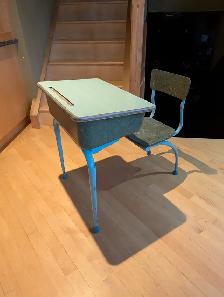 Adorable Green Children’s School Desk - Photo 5