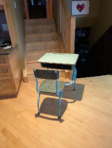 Adorable Green Children’s School Desk - Photo 7