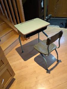 Adorable Green Children’s School Desk - Photo 8