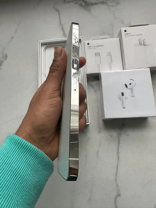 iPhone 13 Pro Max 128GB AirPods & Fast Charger - Photo 4