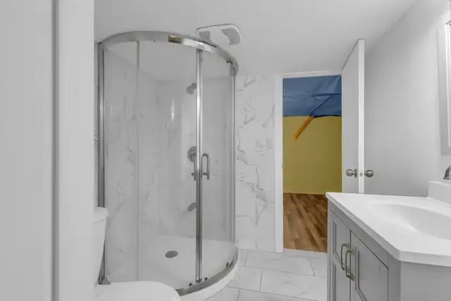 69Shepherd, Windsor. Big6Bed 3Bath Brick 2StoreyHome with Garage - Photo 8