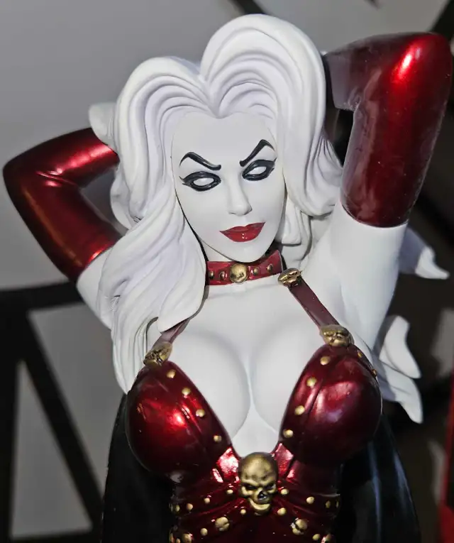 Lady Death Majestic Statue Series (Scarlet Edition) - Photo 3