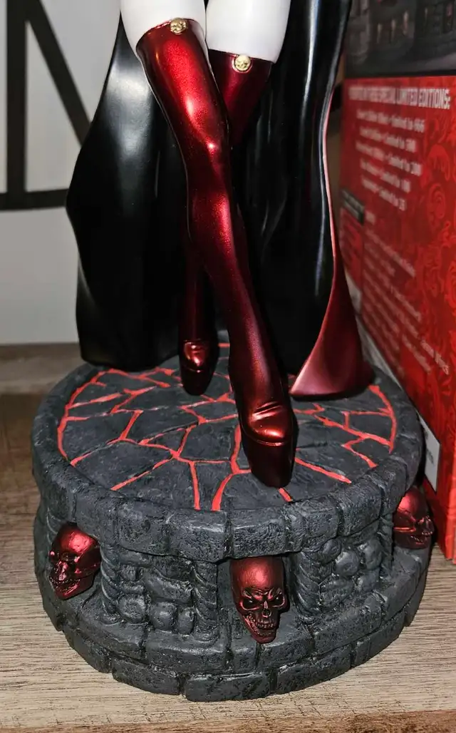 Lady Death Majestic Statue Series (Scarlet Edition) - Photo 5