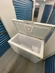 WHITE COMPACT FREEZER - Photo 10