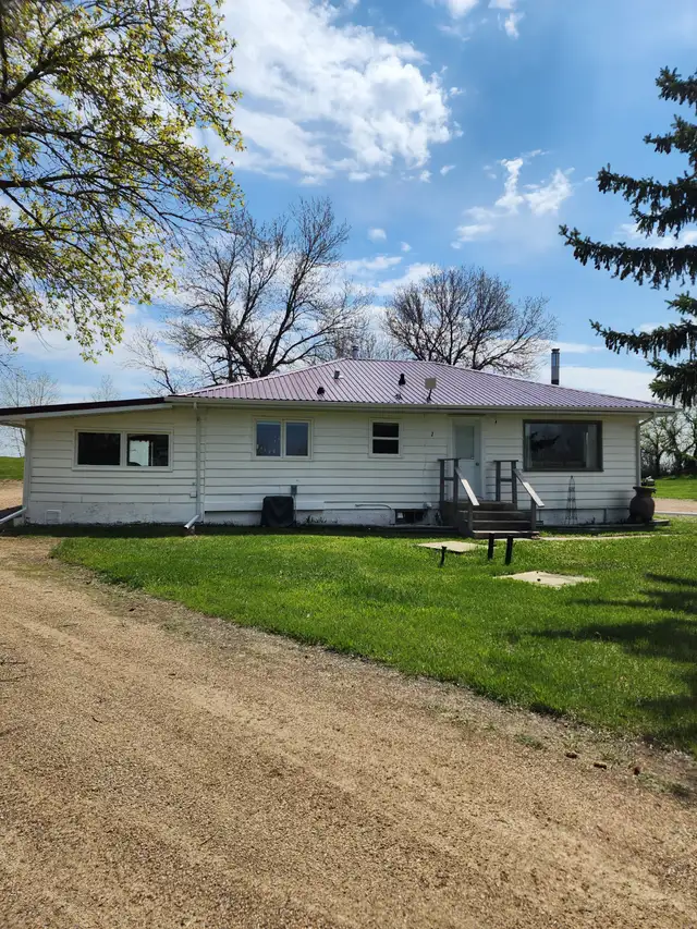 Fully Furnished Country Living- 3 Bedroom House on 8 acres