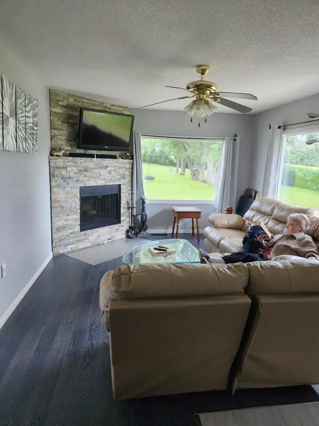 Fully Furnished Country Living- 3 Bedroom House on 8 acres - Photo 3