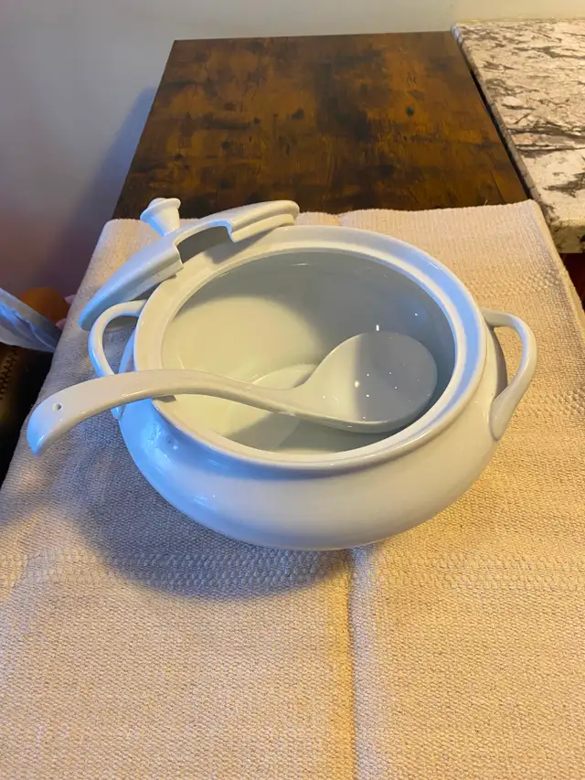 Large White Ceramic Soup Tureen with Lid and bowls - Photo 2