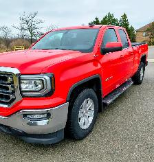 2017 GMC SLE 4X4 Excellent shape 6.5ft lined box. - Photo 5