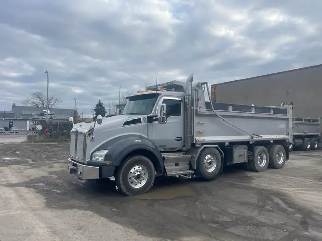 Chauffeur camion dompeur 12 roues
